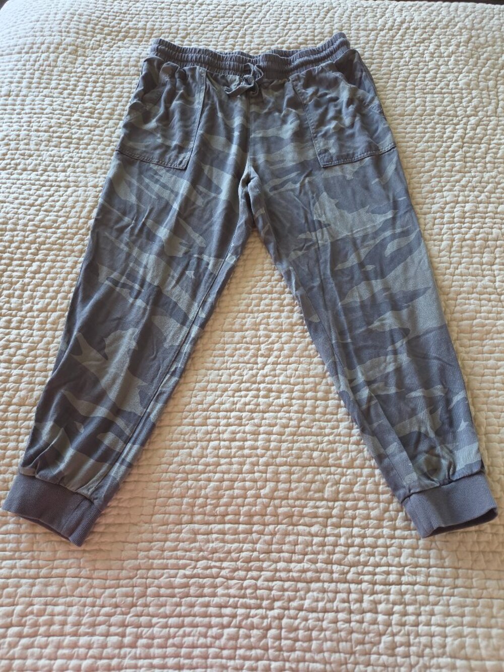 Splendid camo green lightweight joggers
